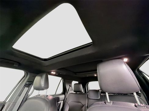 Used 2019 Ford Explorer XLT w/ Equipment Group 202A AWD/4WD image 18