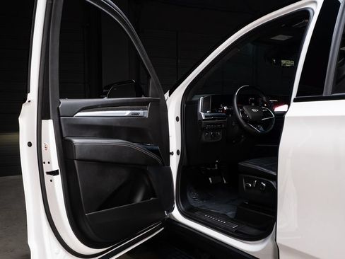 Used 2025 Cadillac Escalade V AWD/4WD image 17