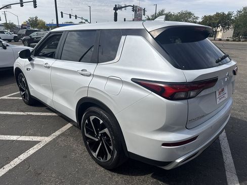 Used 2023 Mitsubishi Outlander SE AWD/4WD image 3