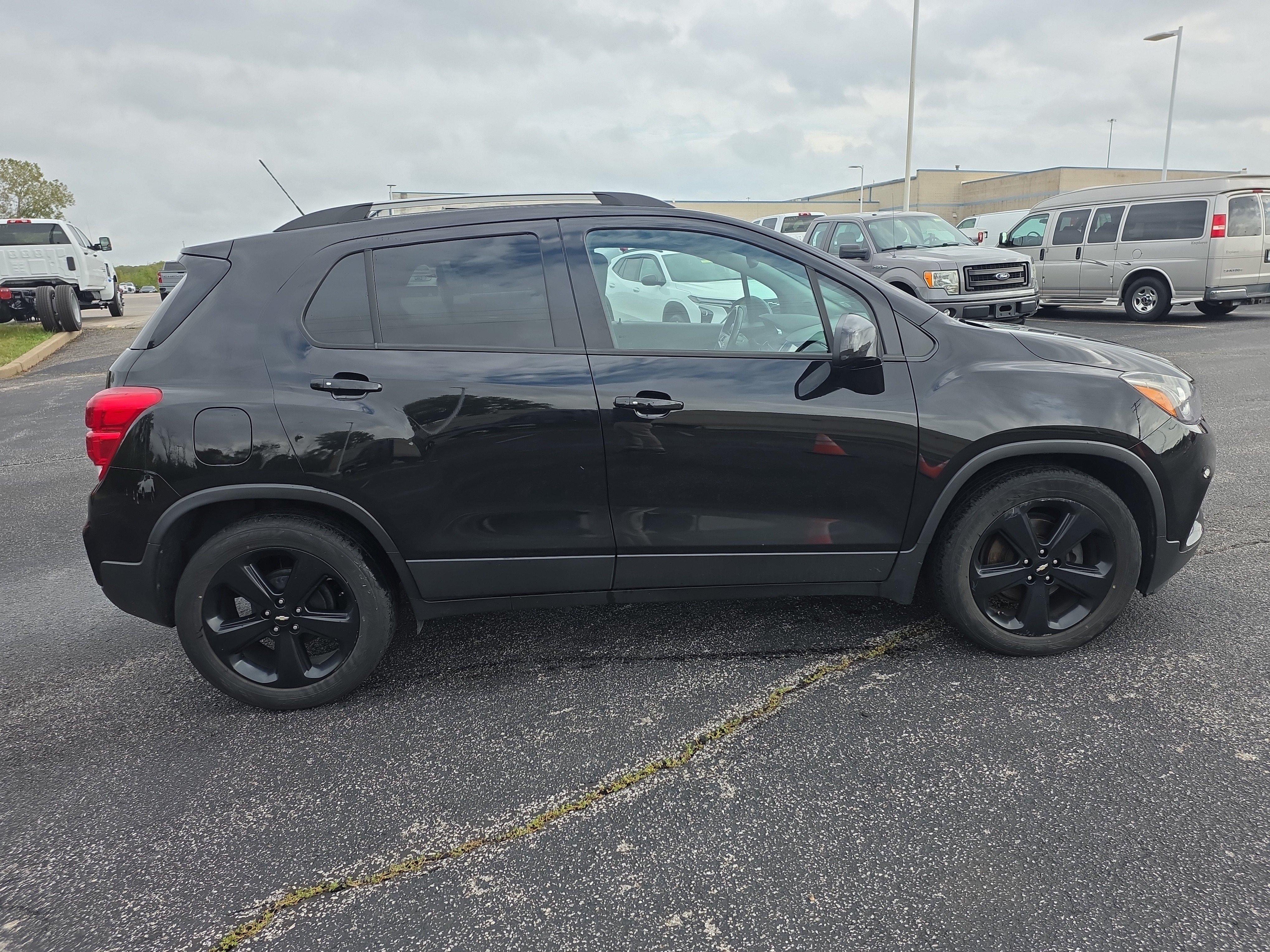 Used 2018 Chevrolet Trax Premier w/ Midnight Edition FWD image 3
