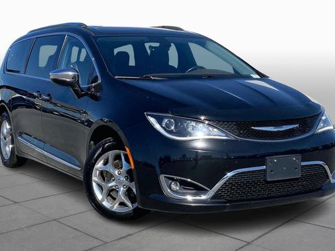 Used 2017 Chrysler Pacifica Limited image 2