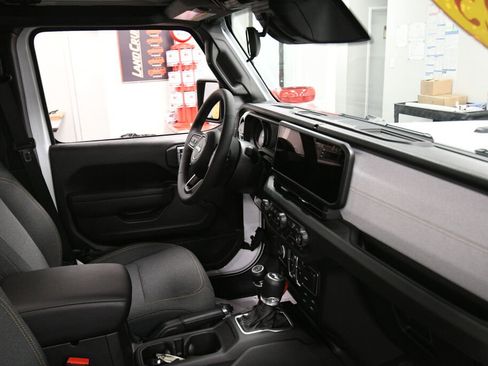 Used 2025 Jeep Wrangler Sport S image 27