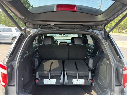 Used 2017 Ford Explorer XLT w/ Equipment Group 202A FWD image 19
