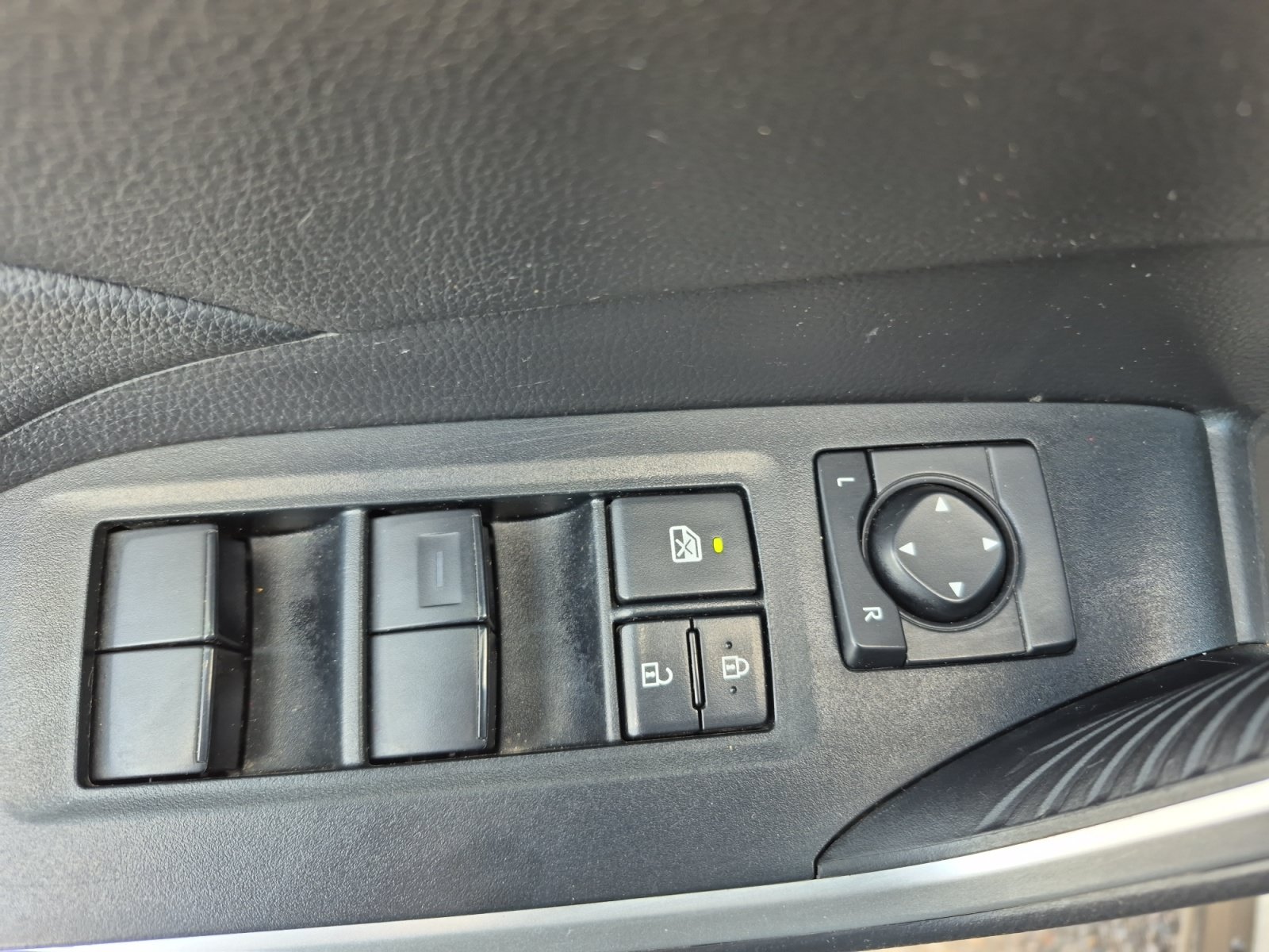 Used 2025 Toyota RAV4 LE AWD/4WD image 15