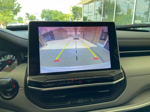 Used 2025 Jeep Compass Limited image 24