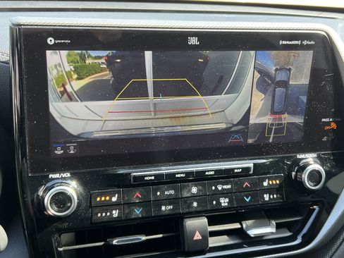 Used 2021 Toyota Highlander Platinum FWD image 25