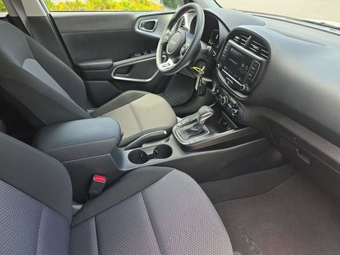 Used 2025 Kia Soul LX w/ LX Technology Package FWD image 17