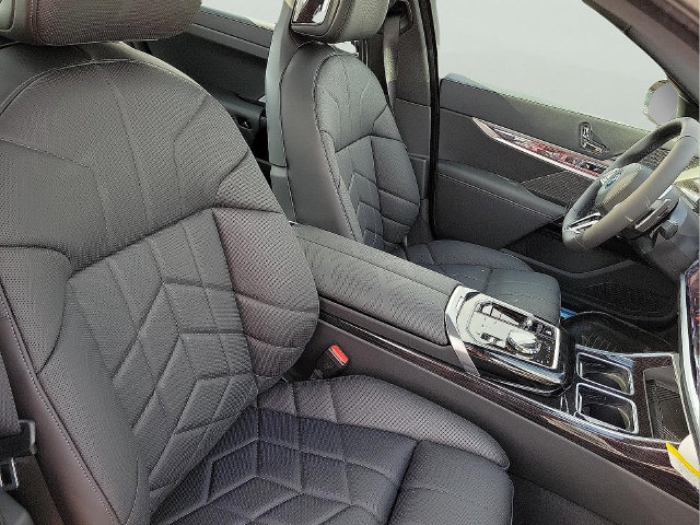 Used 2026 BMW 750e xDrive w/ Premium Package AWD/4WD image 18