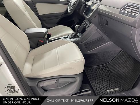 Used 2021 Volkswagen Tiguan SE w/ Panoramic Sunroof Package image 46