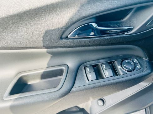 Used 2020 Chevrolet Equinox LT w/ Driver Convenience Package image 16