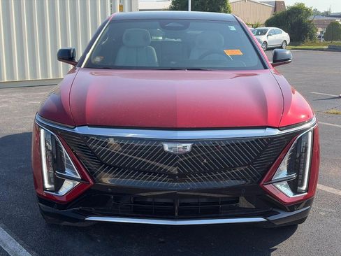Used 2024 Cadillac Lyriq Luxury AWD/4WD image 2