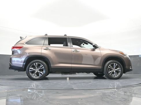 Used 2019 Toyota Highlander LE FWD image 59