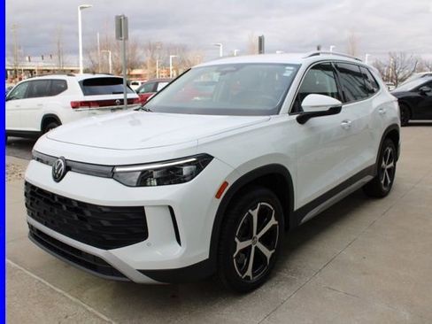Used 2025 Volkswagen Tiguan SE image 3