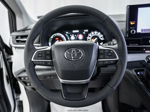 New 2026 Toyota Sienna XLE image 31