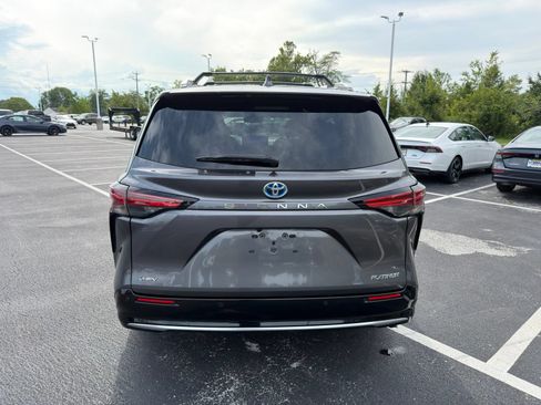 Used 2025 Toyota Sienna Platinum FWD image 7