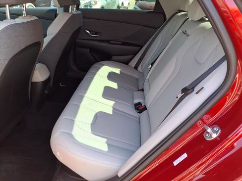 Certified 2025 Hyundai Elantra Limited image 17