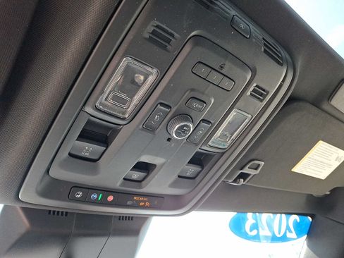 Used 2023 Cadillac Escalade Premium Luxury AWD/4WD image 23
