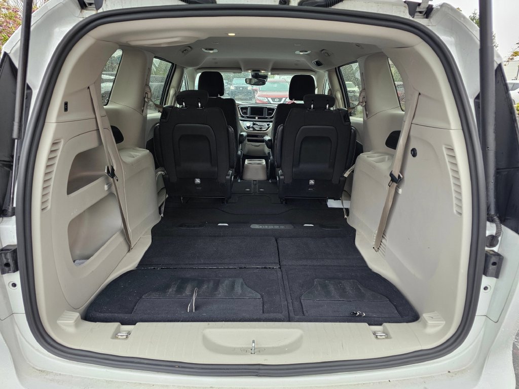 Used 2024 Chrysler Voyager LX FWD image 11