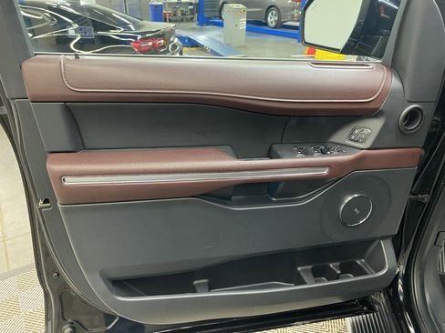 Used 2022 Ford Expedition Limited image 14