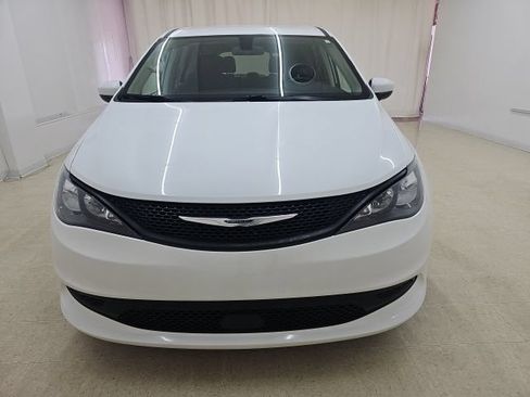 Used 2022 Chrysler Voyager LX FWD image 14