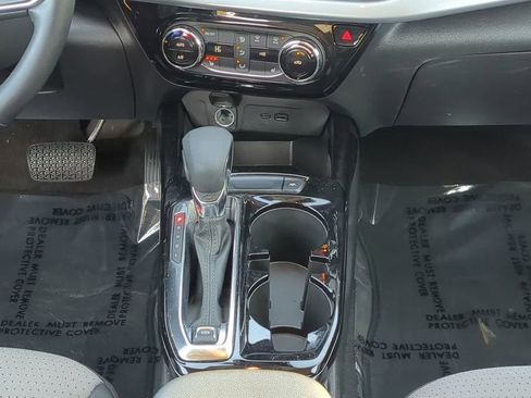 Used 2025 Chevrolet Trax LT w/ LT Convenience Package image 19