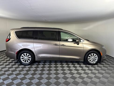 Used 2017 Chrysler Pacifica Touring-L FWD image 6