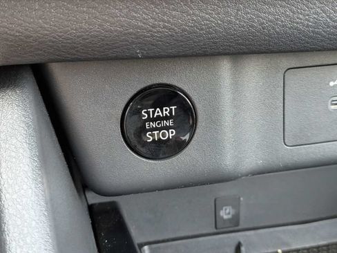 Used 2025 Nissan Rogue SL AWD/4WD image 29