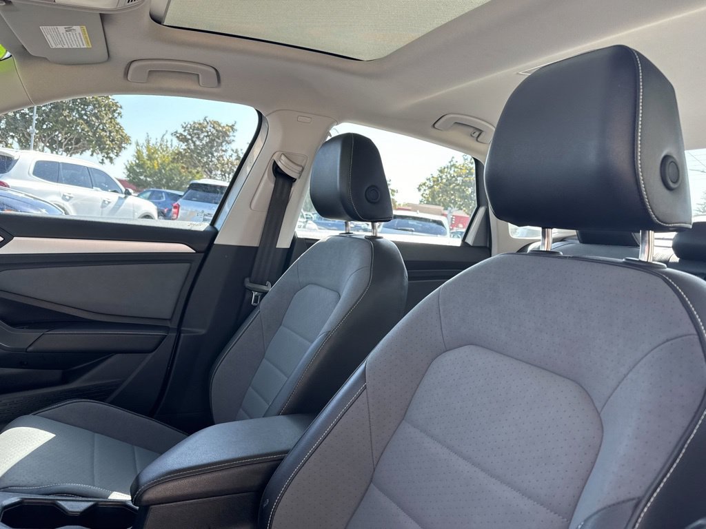 Used 2025 Volkswagen Jetta SE FWD image 13