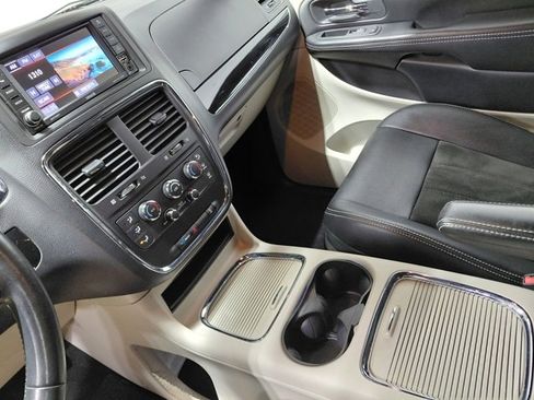 Used 2019 Dodge Grand Caravan SXT image 25