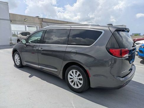 Used 2019 Chrysler Pacifica Touring-L FWD image 5