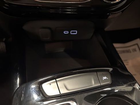 Used 2025 Chevrolet Trax LT w/ LT Convenience Package FWD image 18