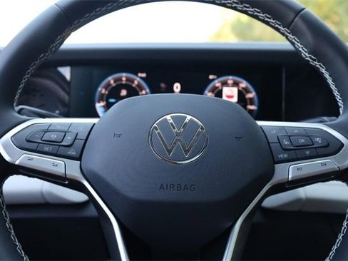 New 2025 Volkswagen Tiguan SE image 11