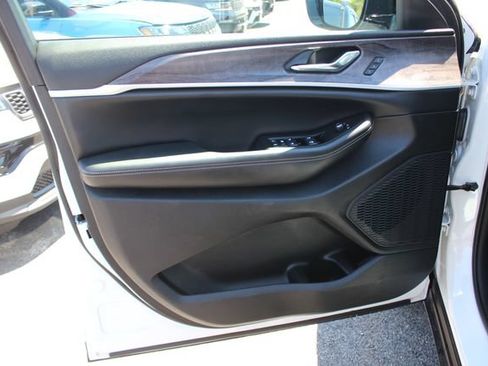 Used 2024 Jeep Grand Cherokee Limited w/ Black Appearance Package AWD/4WD image 22