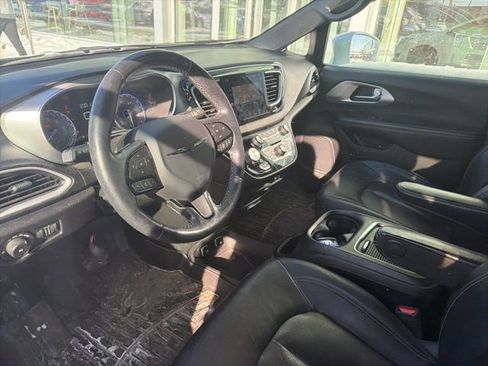 Used 2020 Chrysler Pacifica Touring-L Plus image 13