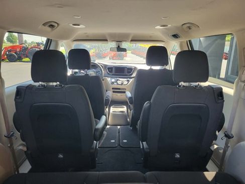 Used 2022 Chrysler Voyager LX FWD image 20