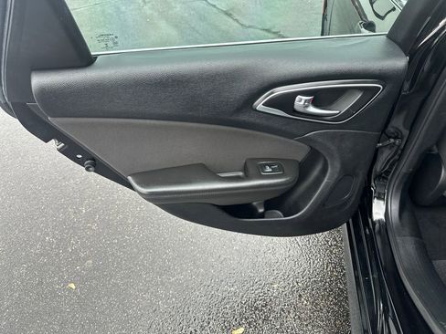 Used 2015 Chrysler 200 Limited w/ Convenience Group image 28