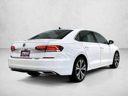 Used 2022 Volkswagen Passat 2.0T SE FWD image 2