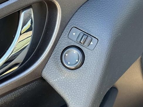 Used 2015 Nissan Rogue SV image 25