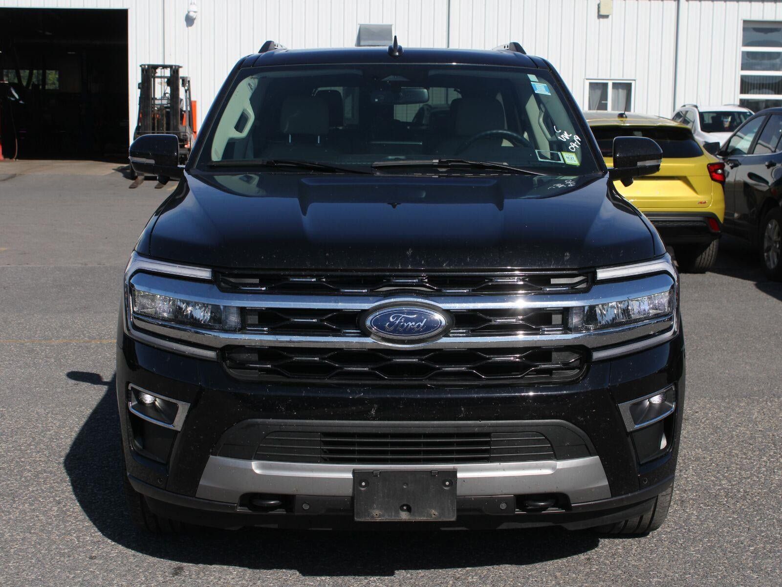 Used 2024 Ford Expedition Limited AWD/4WD image 2