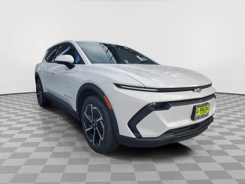 New 2026 Chevrolet Equinox EV LT image 2