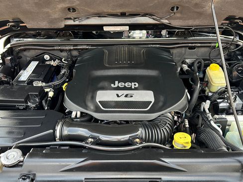 Used 2014 Jeep Wrangler Unlimited Rubicon w/ Connectivity Group image 21