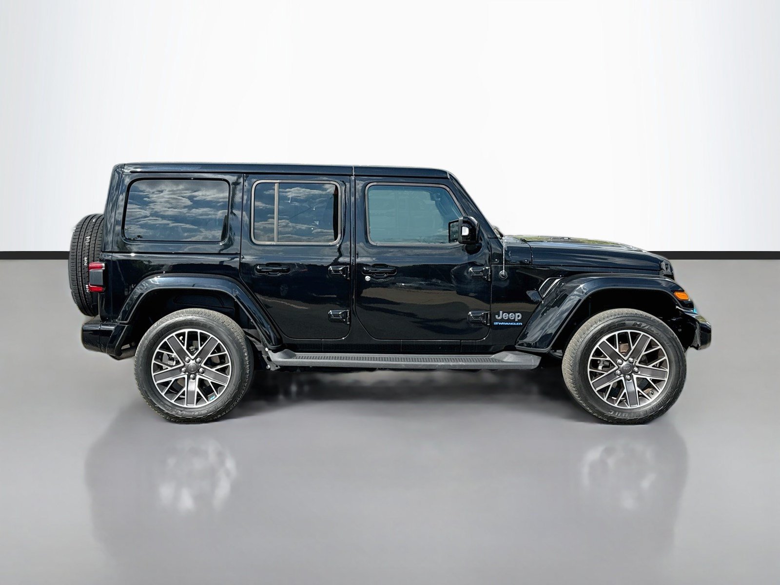 Used 2023 Jeep Wrangler Unlimited Sahara AWD/4WD image 8