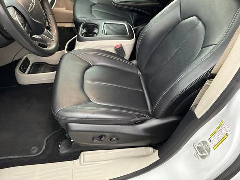 Used 2024 Chrysler Pacifica Touring-L FWD image 12