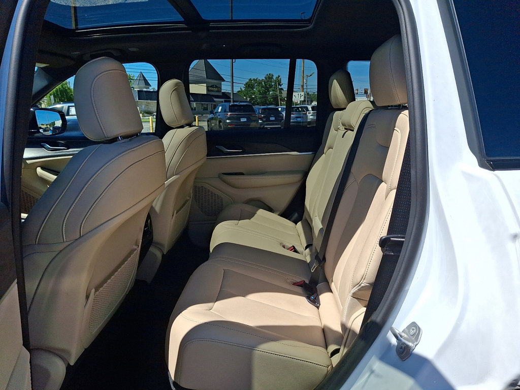 Used 2025 Jeep Grand Cherokee Limited AWD/4WD image 20