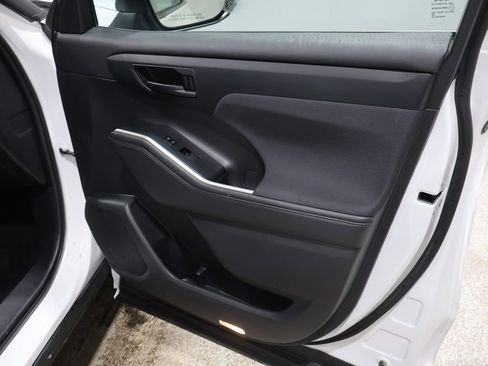Used 2022 Toyota Highlander LE image 26