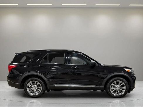 Used 2022 Ford Explorer XLT w/ Equipment Group 202A image 2