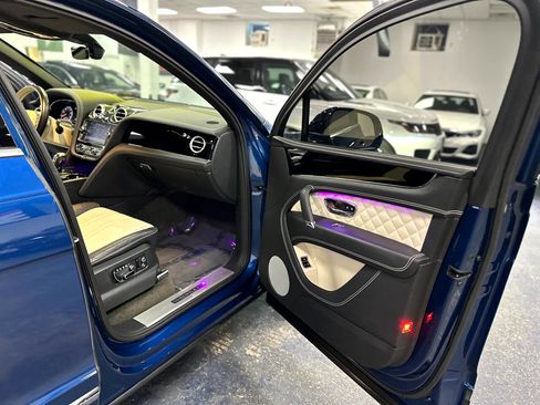 Used 2018 Bentley Bentayga image 33