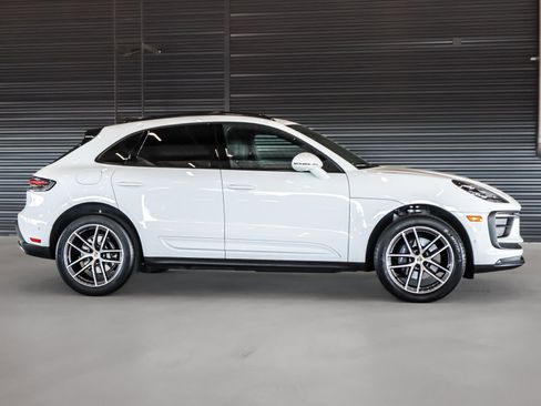 Certified 2022 Porsche Macan image 11