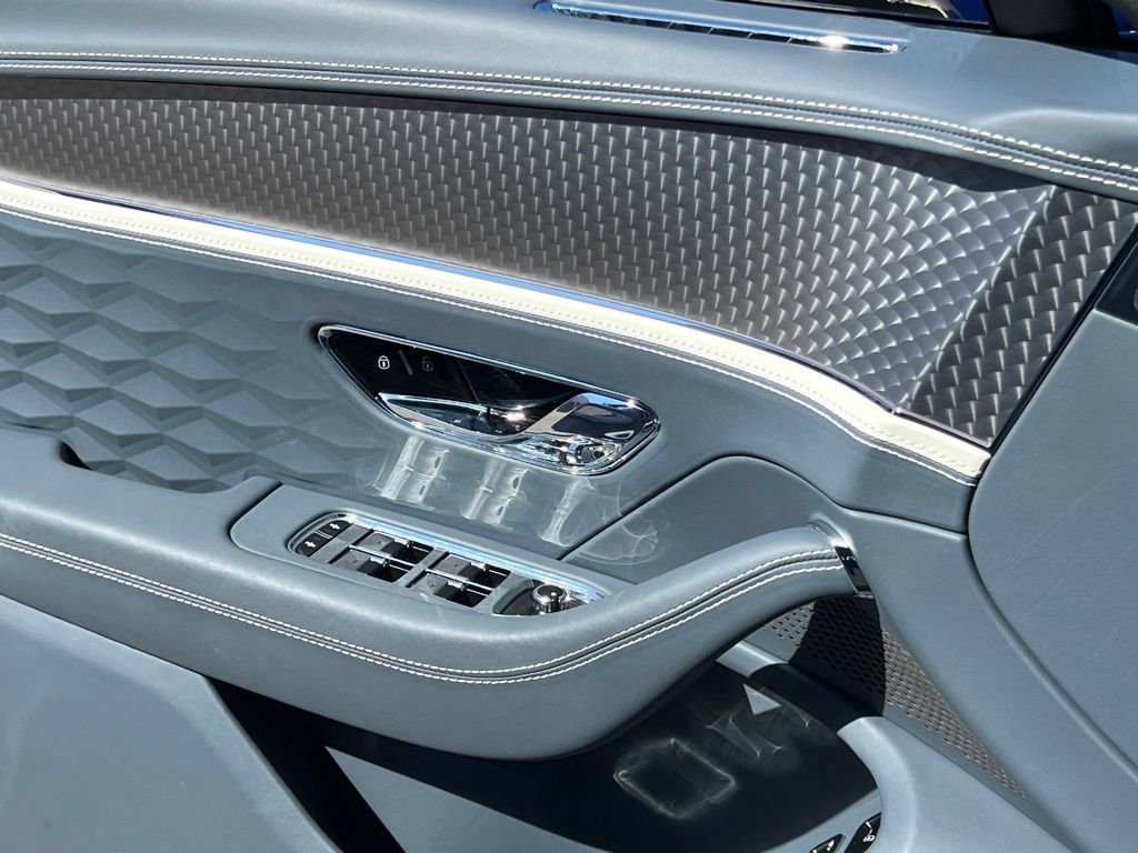 Certified 2025 Bentley Flying Spur Plug-In Hybrid w/ First Edition Specification AWD/4WD image 36