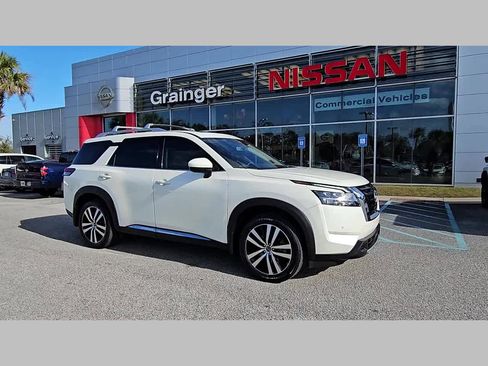 Used 2024 Nissan Pathfinder Platinum w/ Cargo Package image 17